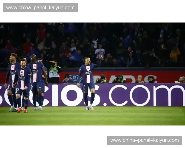 维蒂尼亚黄牌犯规,巴黎圣日耳曼中场调度受影响 维蒂尼亚黄牌犯规,巴黎圣日耳曼中场调度受影响